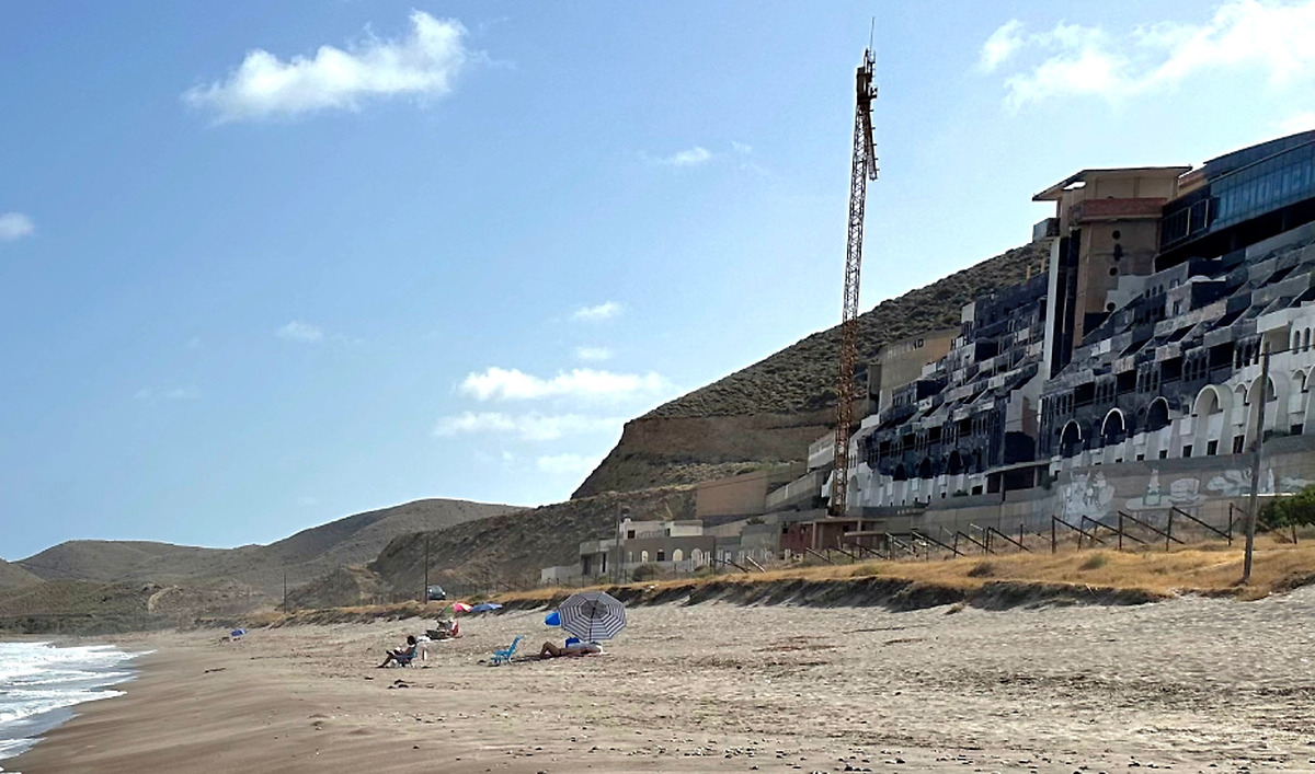 La Junta de Andalucía y el Gobierno de España avanzan en la recuperación de El Algarrobico en Carboneras