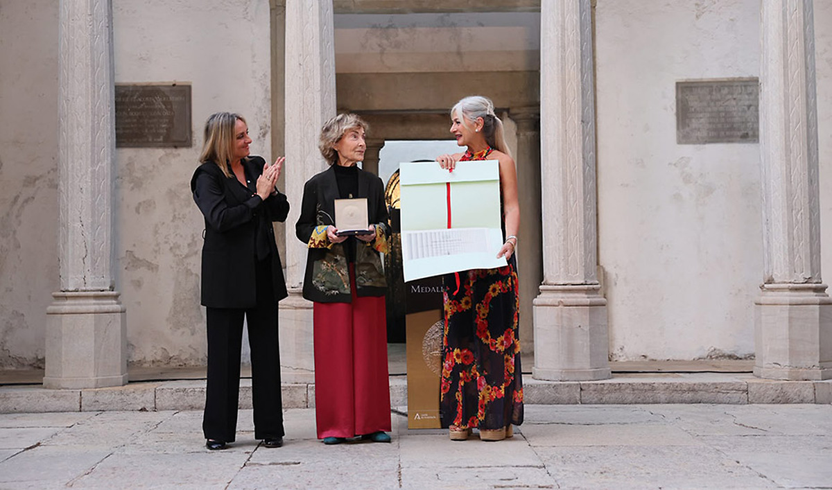 Soledad Sevilla recibe la Medalla de Honor 2025 de la Fundación Rodríguez-Acosta en Granada