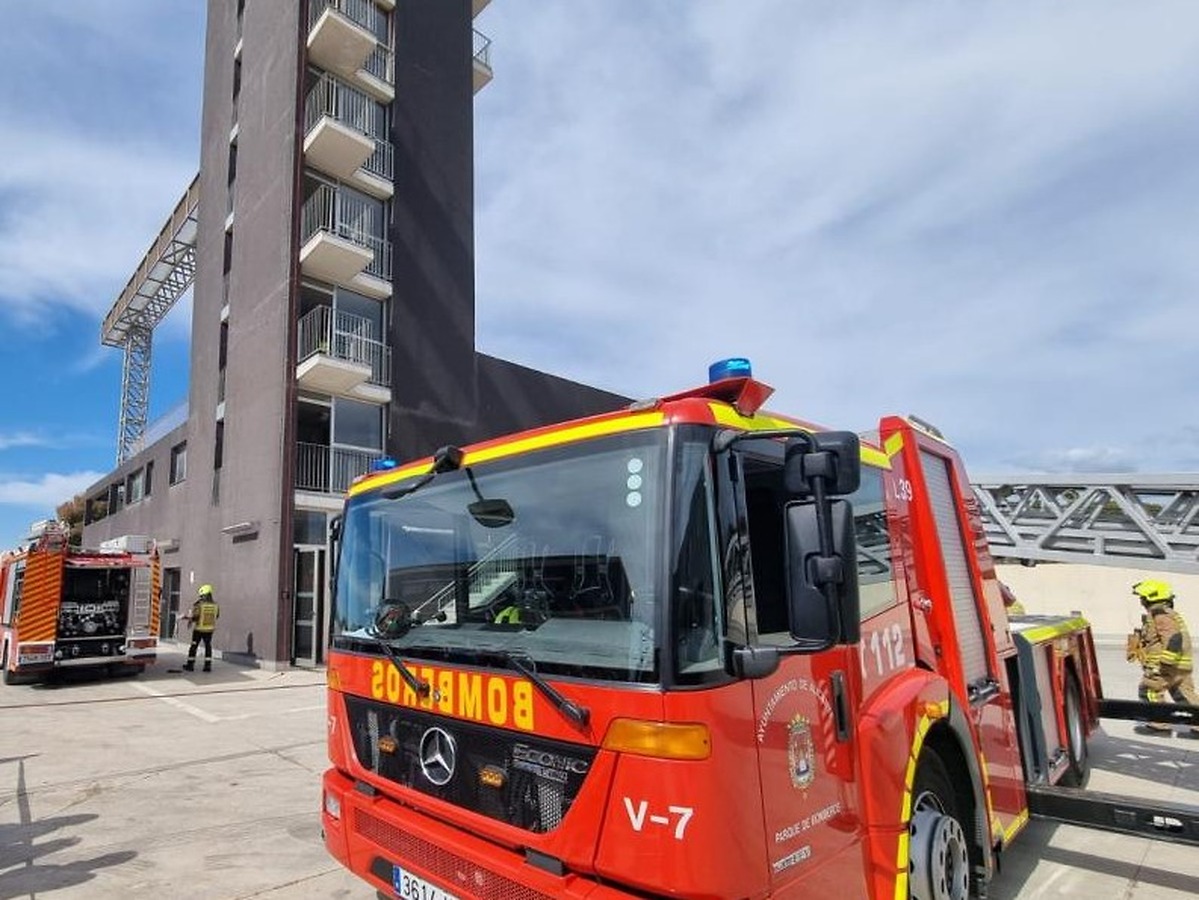 Alicante refuerza su flota de Bomberos con un nuevo Puesto de Mando y un camión escalera