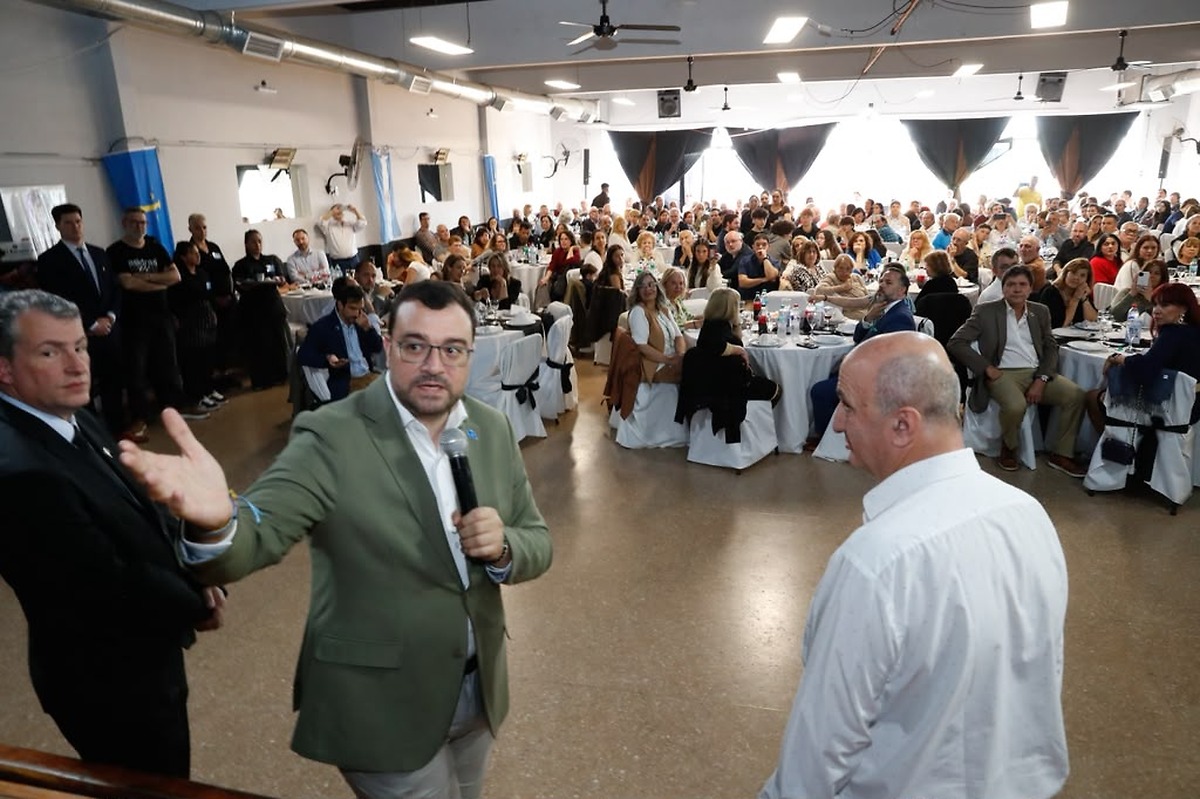 Barbón resalta en Lanús el papel de la emigración en la identidad asturiana
