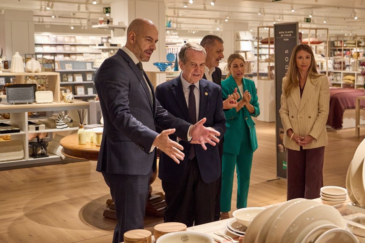 Abel Caballero visita el renovado centro comercial El Corte Inglés en Vigo