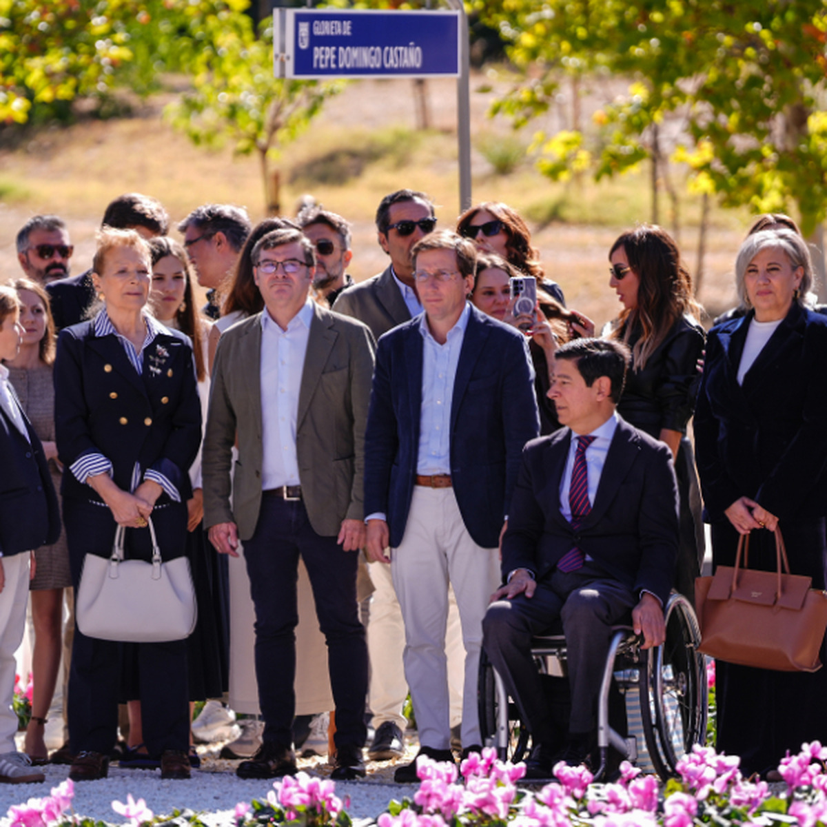 Madrid iza la bandera de España en la glorieta de Pepe Domingo Castaño en Valdemarín