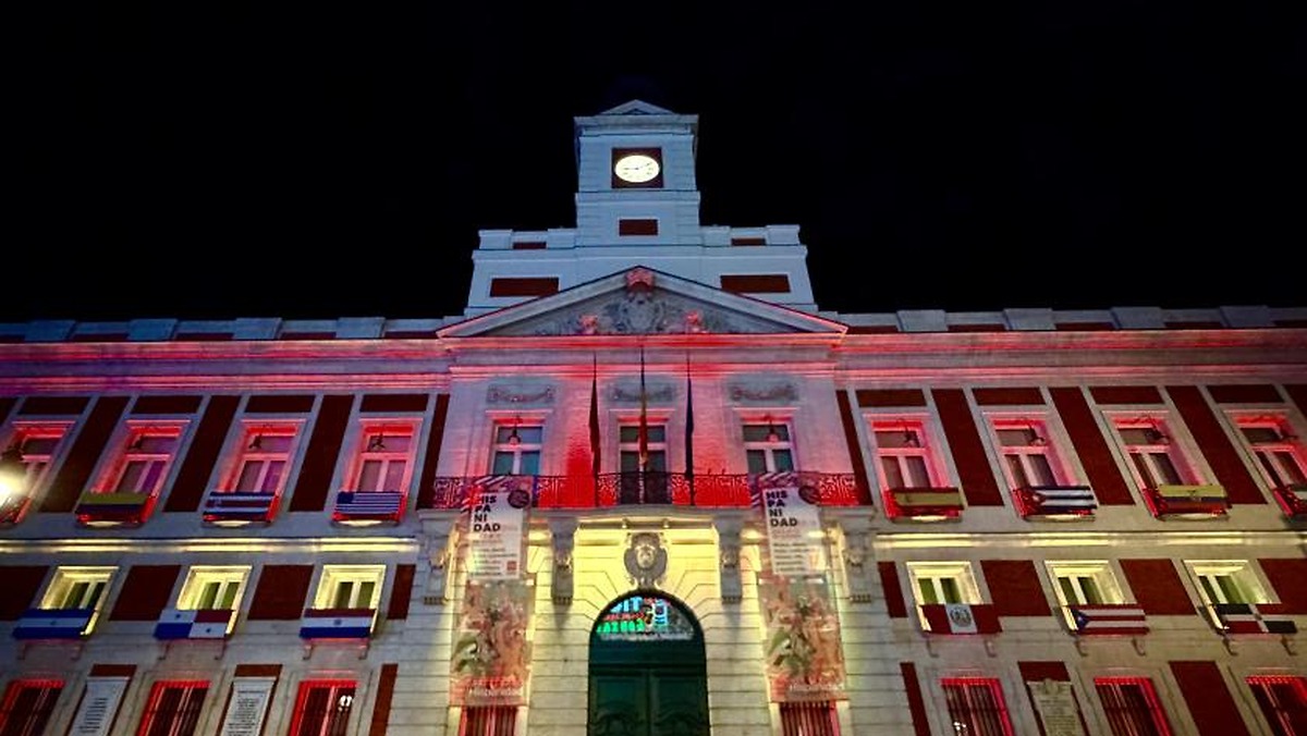 La Real Casa de Correos se ilumina en Madrid para celebrar el Día de la Fiesta Nacional