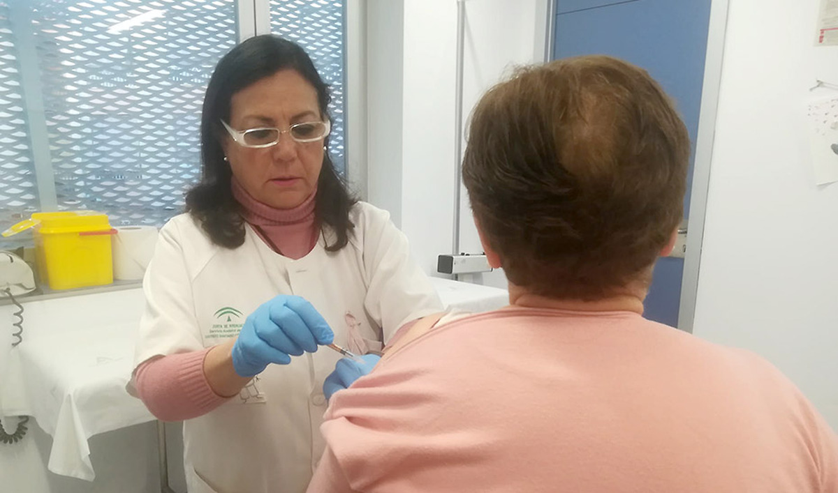 Andalucía inicia la vacunación contra la gripe y la covid-19 para mayores de 70 años y personas con patologías crónicas