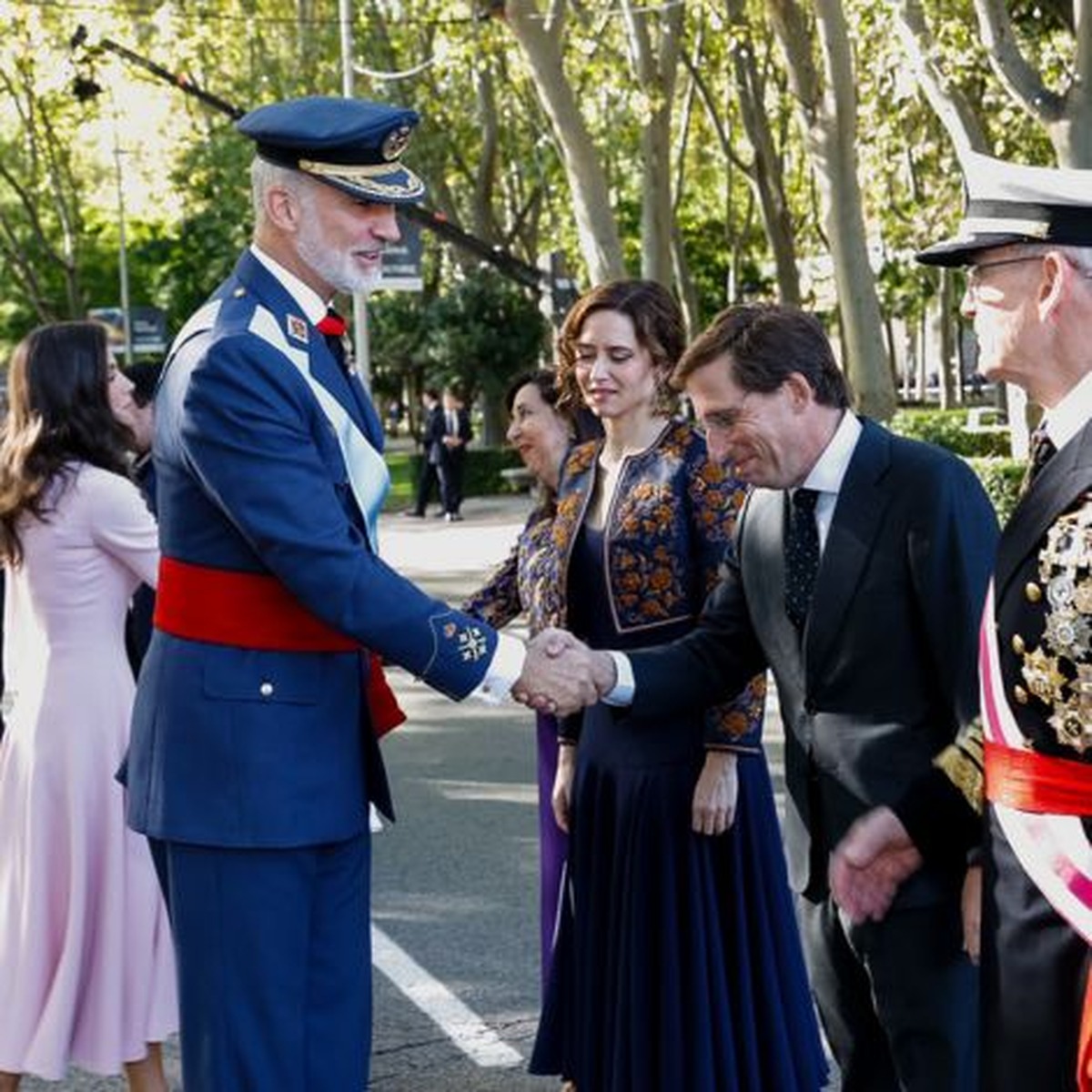 Madrid celebra la Fiesta Nacional con un gran desfile militar y la presencia del alcalde Almeida