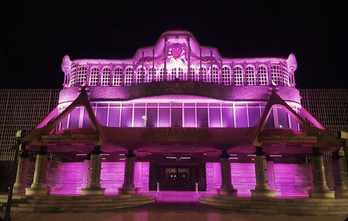 La Asamblea Regional de Murcia se ilumina de rosa por el Día Mundial contra el Cáncer de Mama
