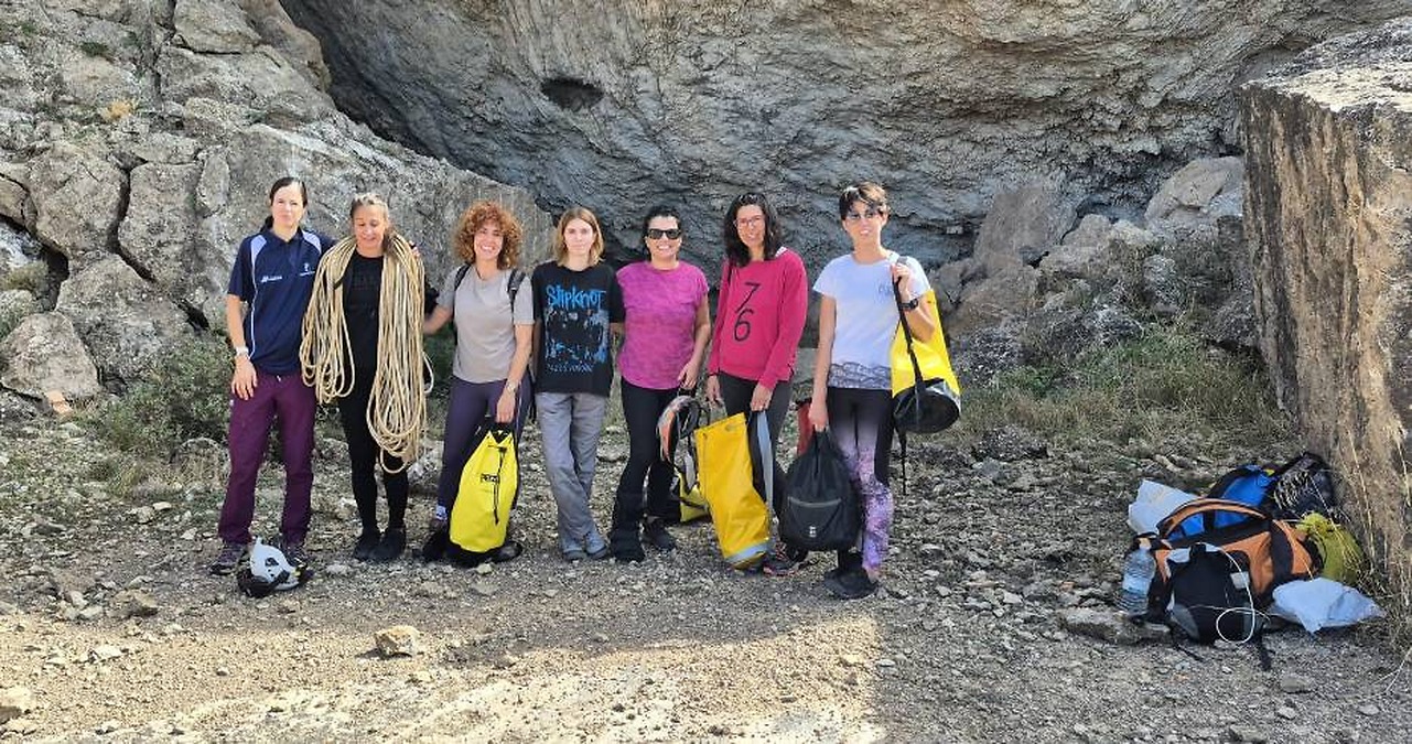 Caudete impulsa la espeleología femenina con un taller para ocho mujeres