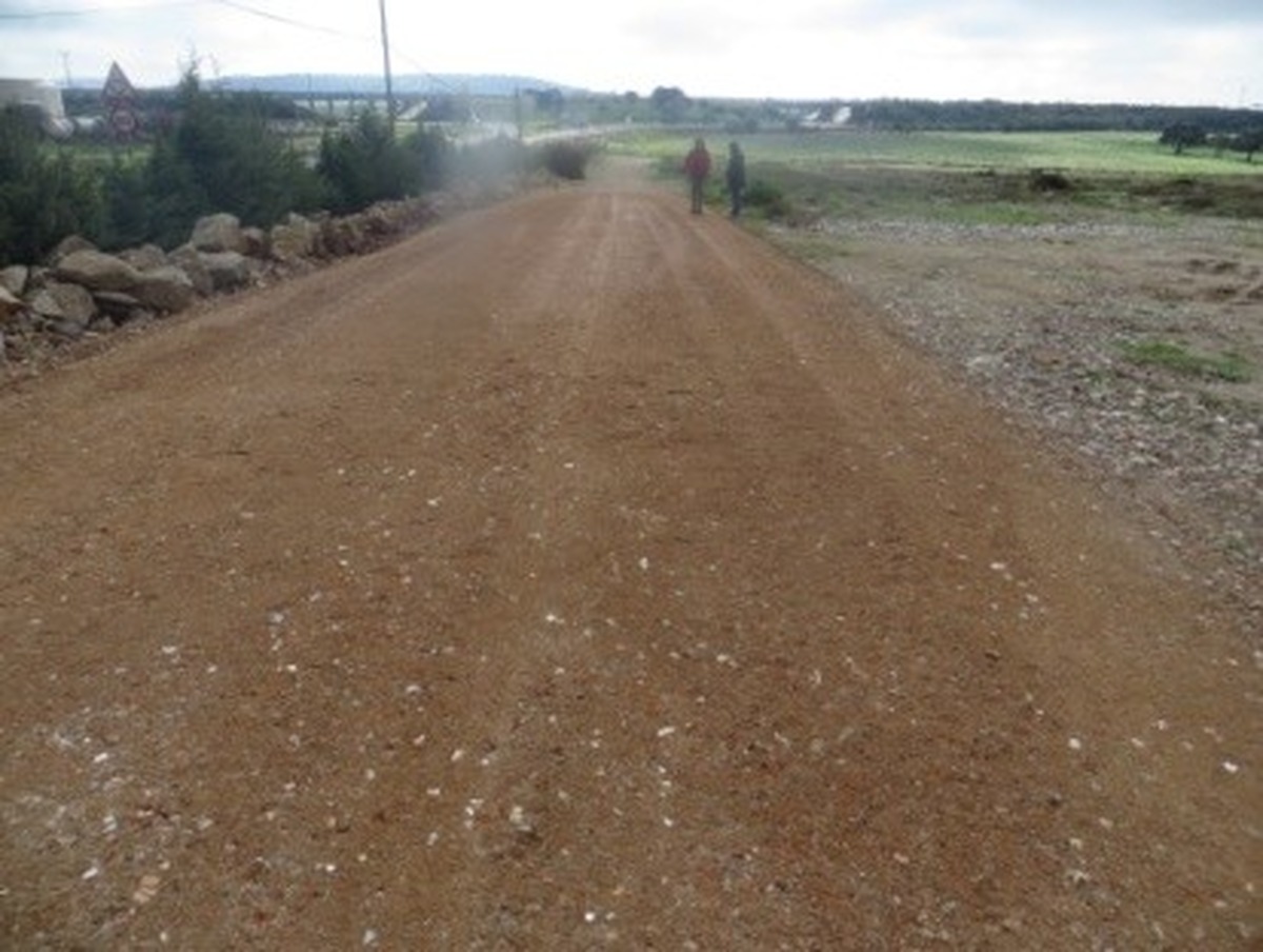 Extremadura valida la durabilidad de un ecomaterial sostenible tras siete años de pruebas en caminos rurales