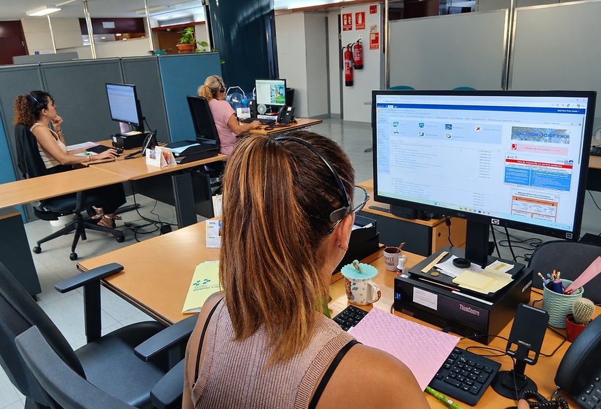 El HUC refuerza la atención telefónica a pacientes y familiares en Canarias