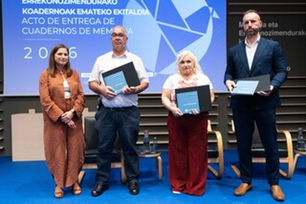 Vitoria-Gasteiz entrega nuevos Cuadernos de Memoria a familiares de víctimas del terrorismo
