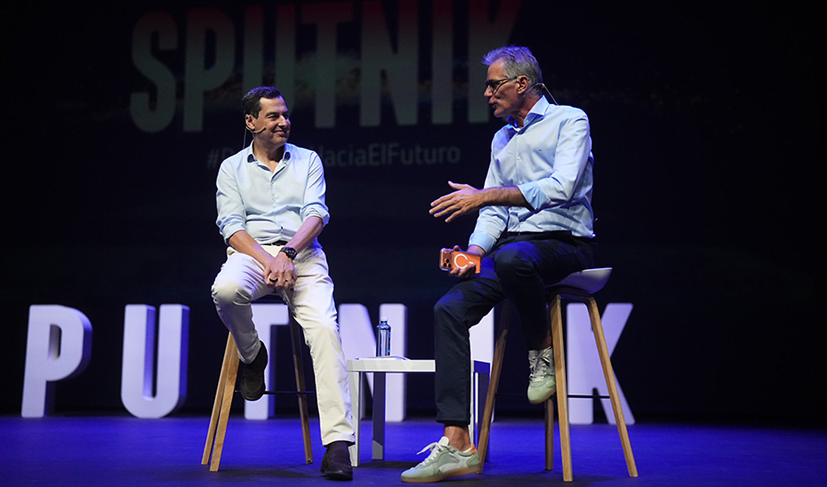 Juanma Moreno anima a los jóvenes en Sevilla a innovar y desarrollar su talento en Andalucía